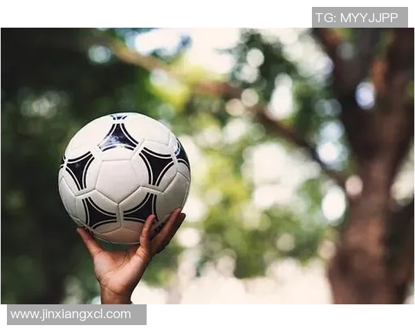 足球明星意外打到小孩手引发热议家长呼吁加强运动场地安全措施 足球明星意外打到小孩手引发热议家长呼吁加强运动场地安全措施